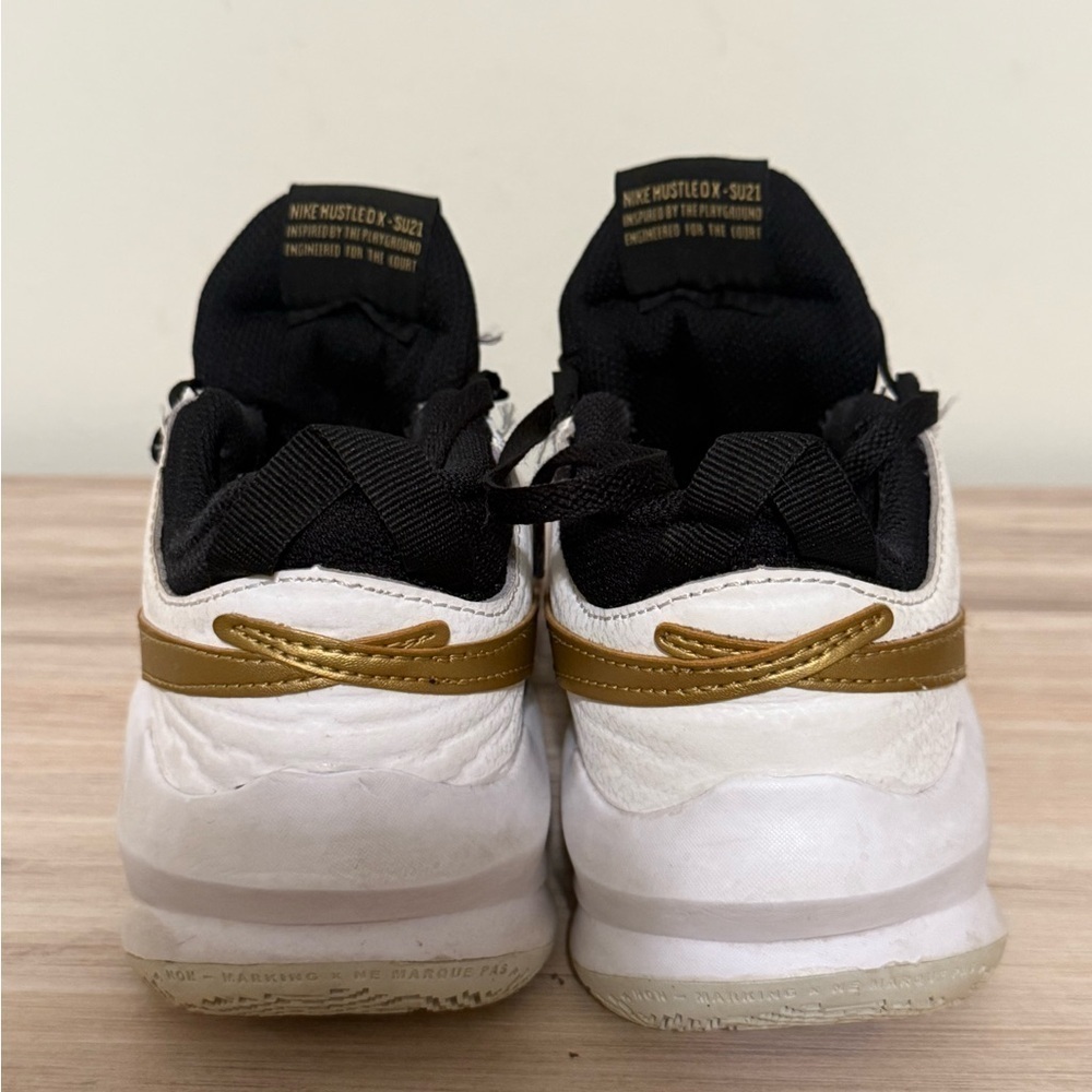 NIKE TEAM HUSTLE D 10 (GS)-CW6735-002 Black/Gold Youth Basketball Shoes Sz 4Y - Picture 4 of 9